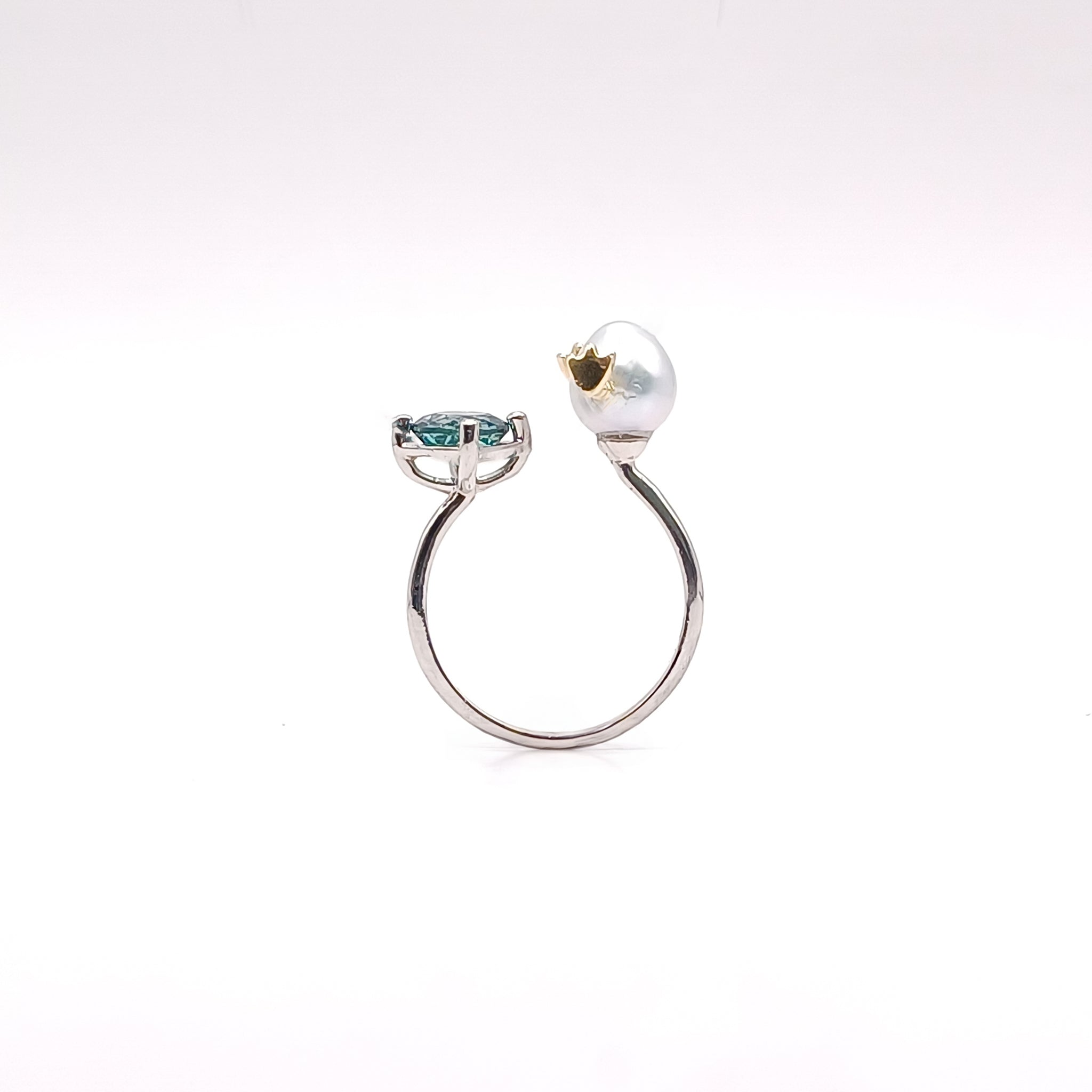 Anillo Huevito Oro Blanco turmalina azul - Paula Guzmán