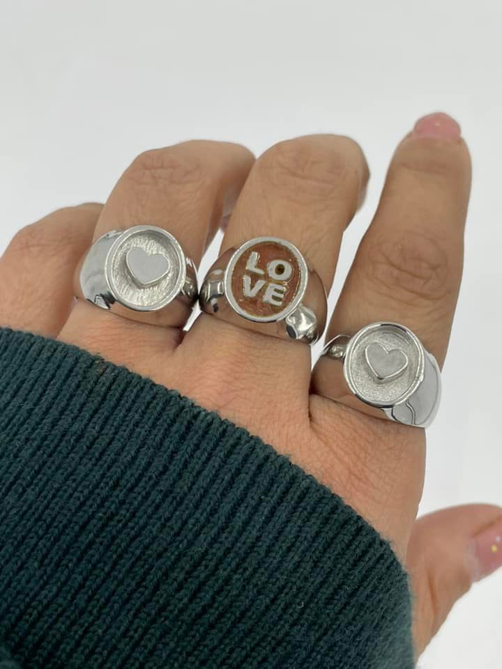 Anillo signet "love" - Paula Guzmán